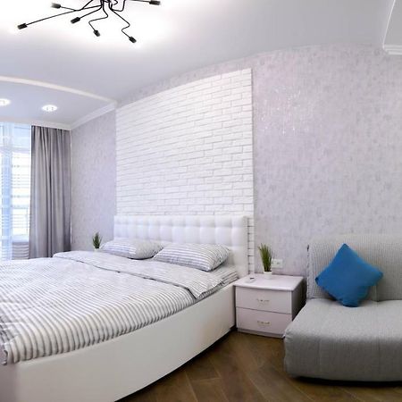 Skyview Apartments Odessa Buitenkant foto