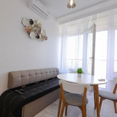 Skyview Apartments Odessa Buitenkant foto