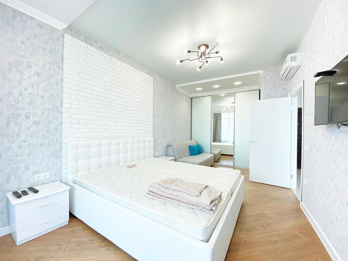 Skyview Apartments Odessa Buitenkant foto