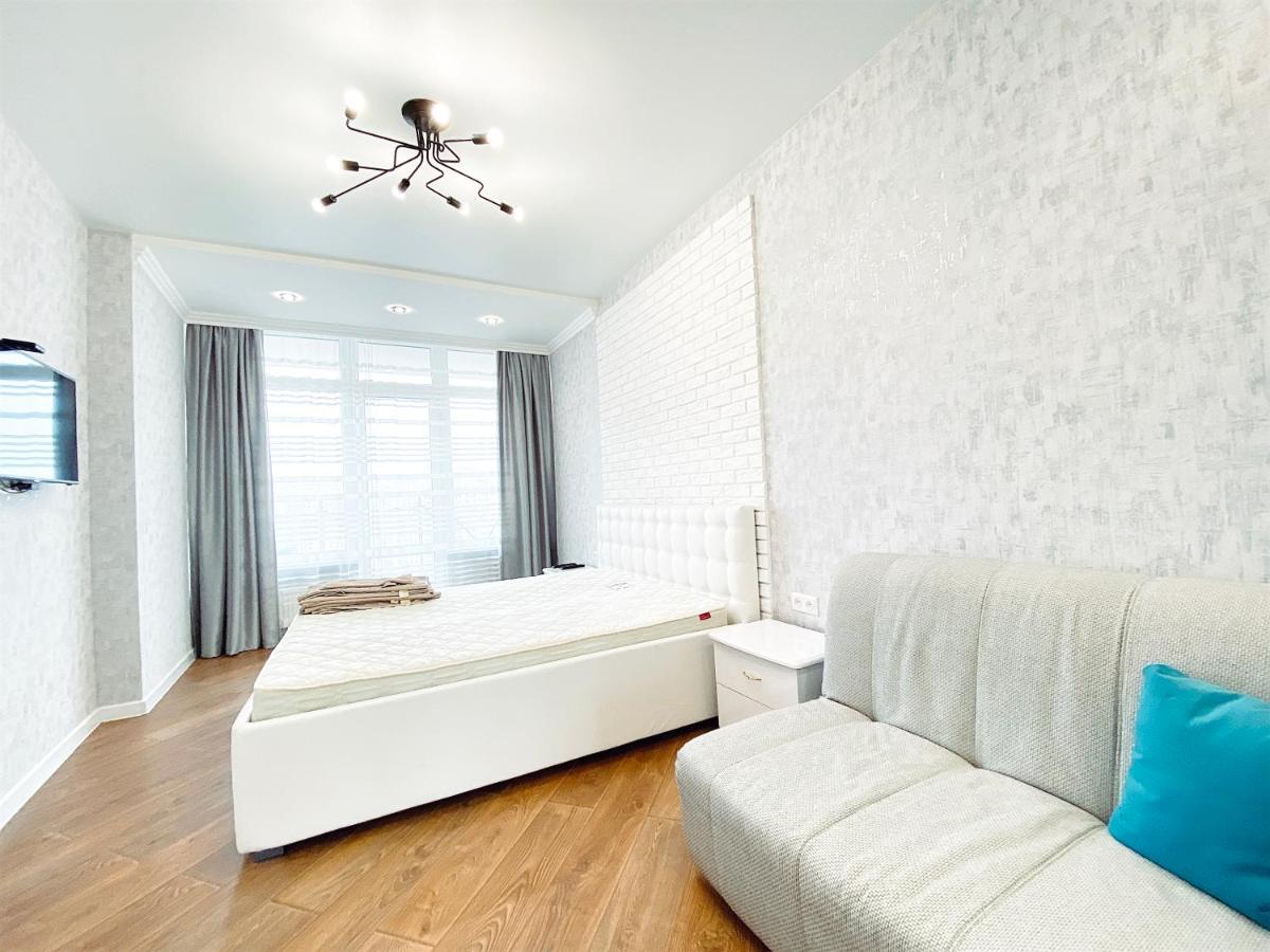 Skyview Apartments Odessa Buitenkant foto