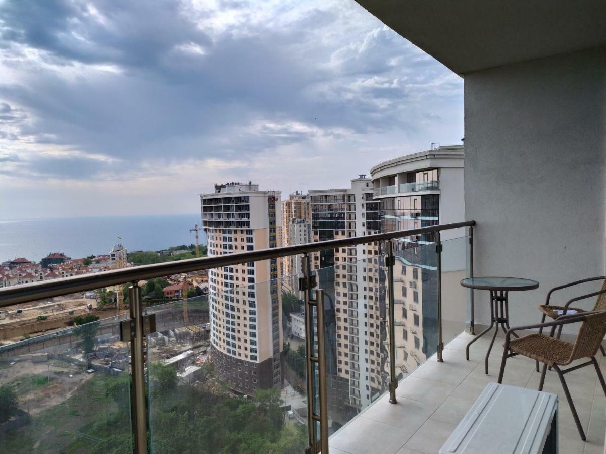 Skyview Apartments Odessa Buitenkant foto