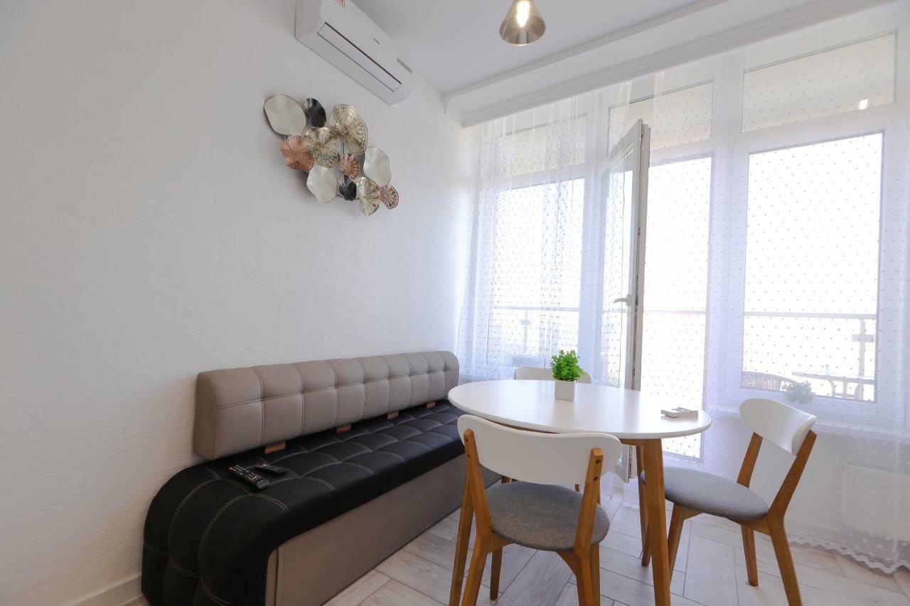 Skyview Apartments Odessa Buitenkant foto