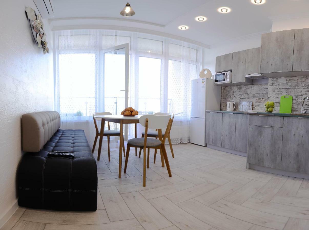 Skyview Apartments Odessa Buitenkant foto